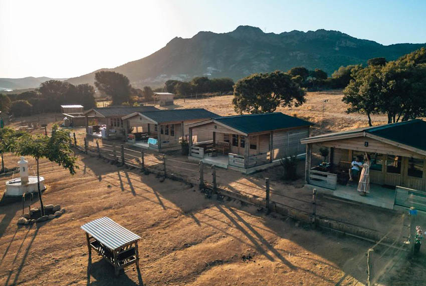 Les chalets du Haras de Tesa hébergement insolite en Corse