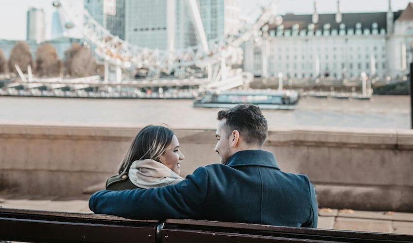 Couple en amoureux près de la London Eye à Londres